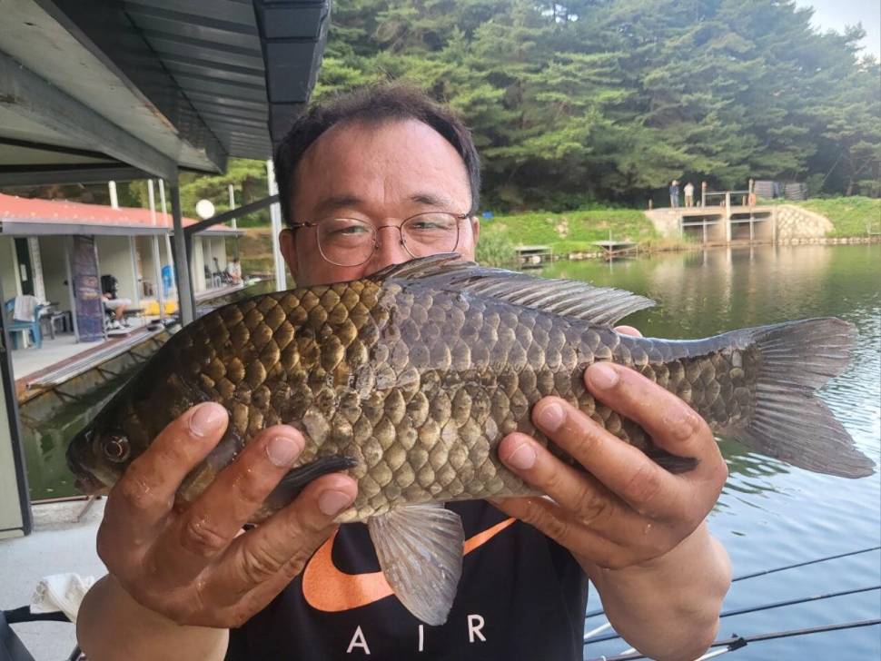 하루 한자리 4짜 5마리 기록 (유료터정보 - 유료터점주조황)