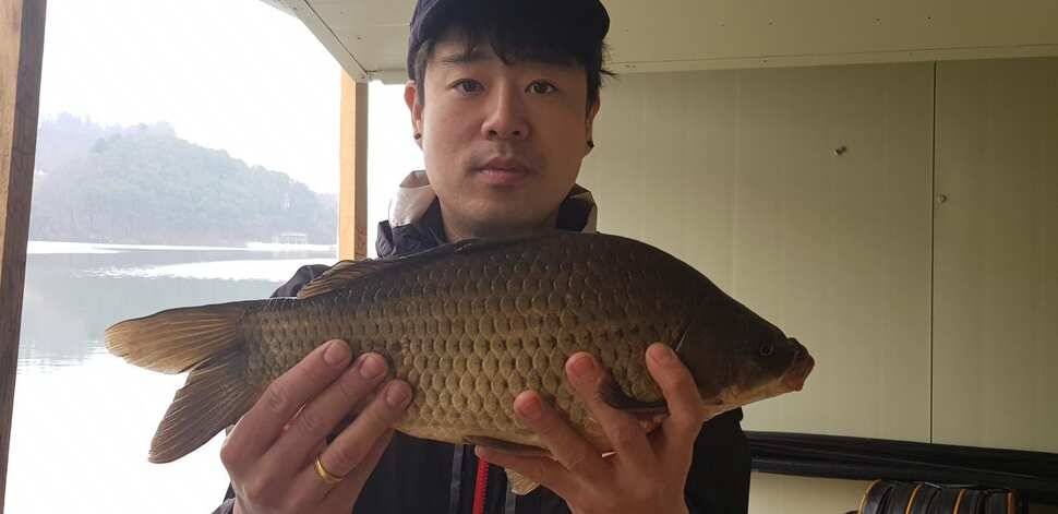 힐링 양평 수곡낚시터 4짜 대물붕어주중조황 및 붕어방류수상좌대 할인요금 안내 (유료터정보 - 유료터점주조황)