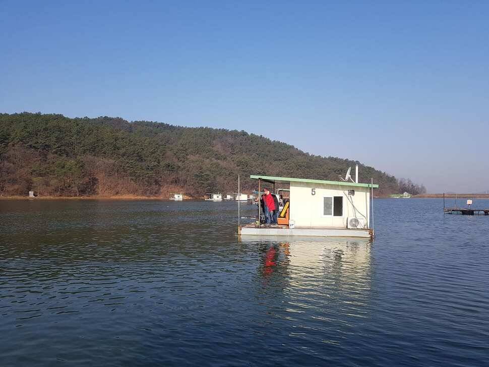 수요일 전좌대만석 입니다 넘잘나오네요 불빛도 업구 넘조용하고 분위기 최고 랍니다 (유료터정보 - 유료터점주조황)