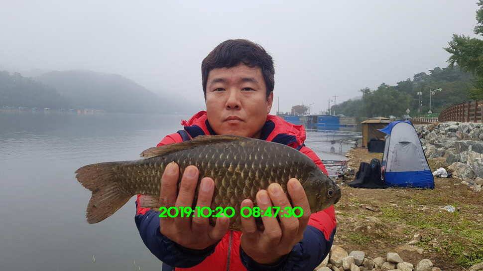 신원낚시터 10월21일 토종 49센티 붕어 구경하시고 가시겠습니다 (유료터정보 - 유료터점주조황)