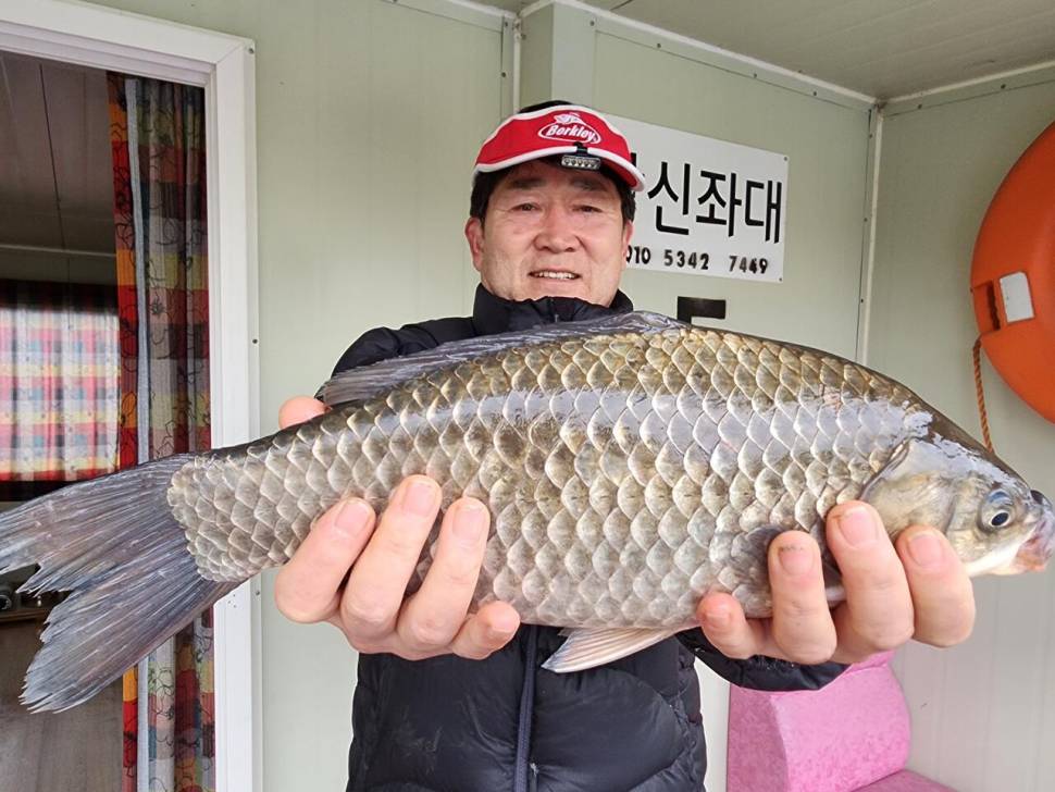 4월 시즌 4짜 조황모음 (유료터정보 - 유료터점주조황)
