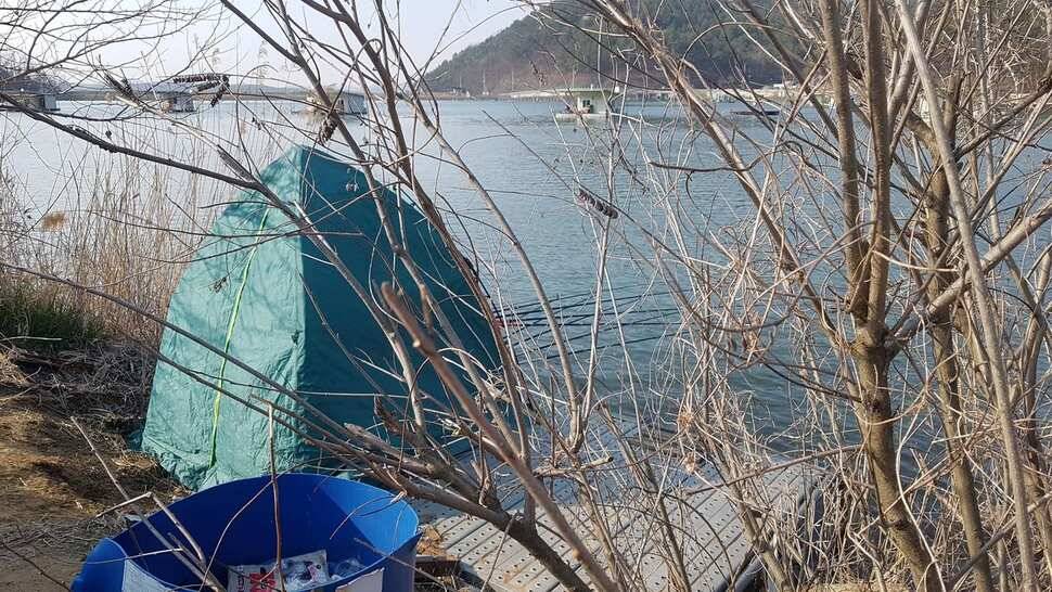 기온차가 심해요 뒷산 산불진화 작업 저수지 수위도 주네요 (유료터정보 - 유료터점주조황)