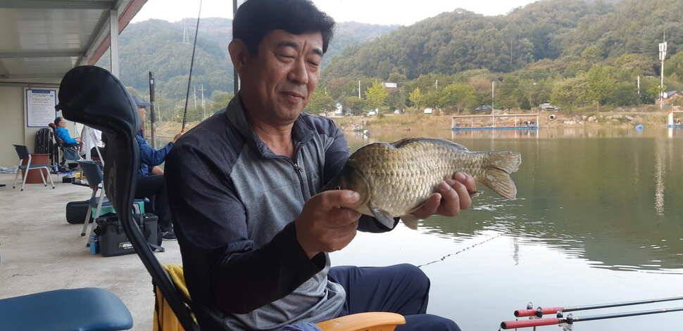 힐링 수곡낚시터 주말 토요일 붕어 조황 및 붕어방류 (유료터정보 - 유료터점주조황)