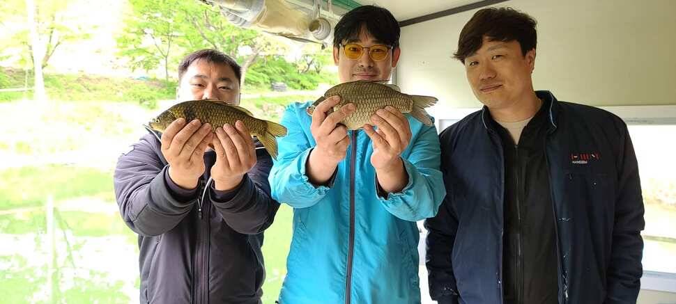 양평 수곡 낚시터 붕어 활성도가 좀더 좋아지는거 같네요 오늘도 붕어방류 합니다 (유료터정보 - 유료터점주조황)