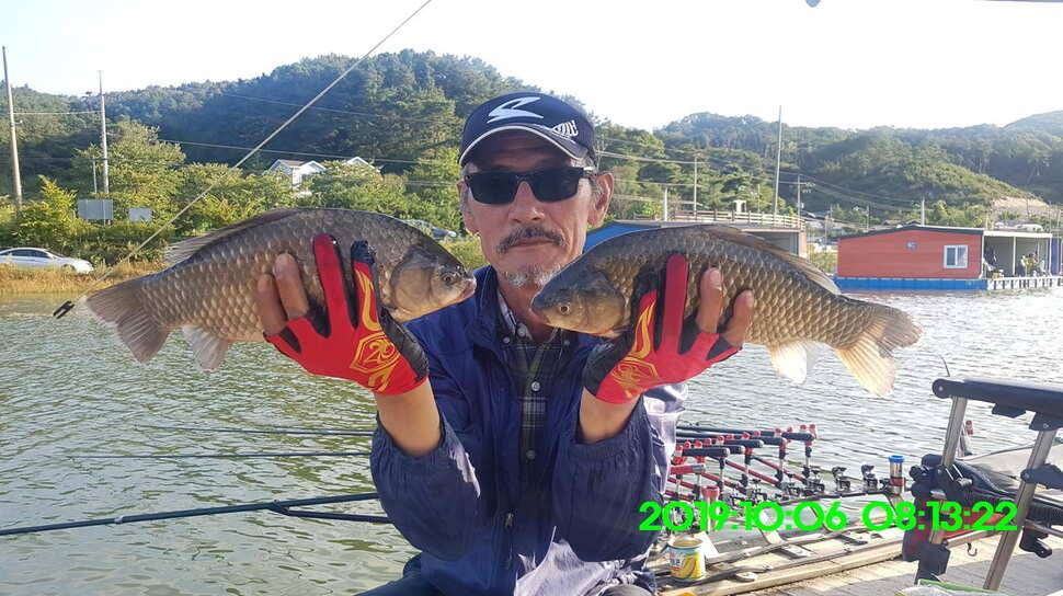 신원낚시터 10월10일 누락된 4짜와 덩어리 사진입니다 (유료터정보 - 유료터점주조황)