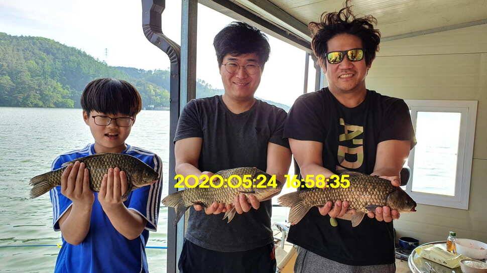 신원낚시터 5월25일 토종대물 43짜리와 덩어리 사진입니다 (유료터정보 - 유료터점주조황)