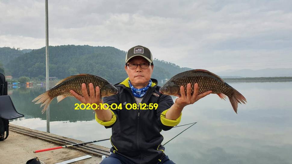 신원낚시터10월7일 연휴에도 토종4짜와 덩어리는 계속 나와 줍니다 (유료터정보 - 유료터점주조황)