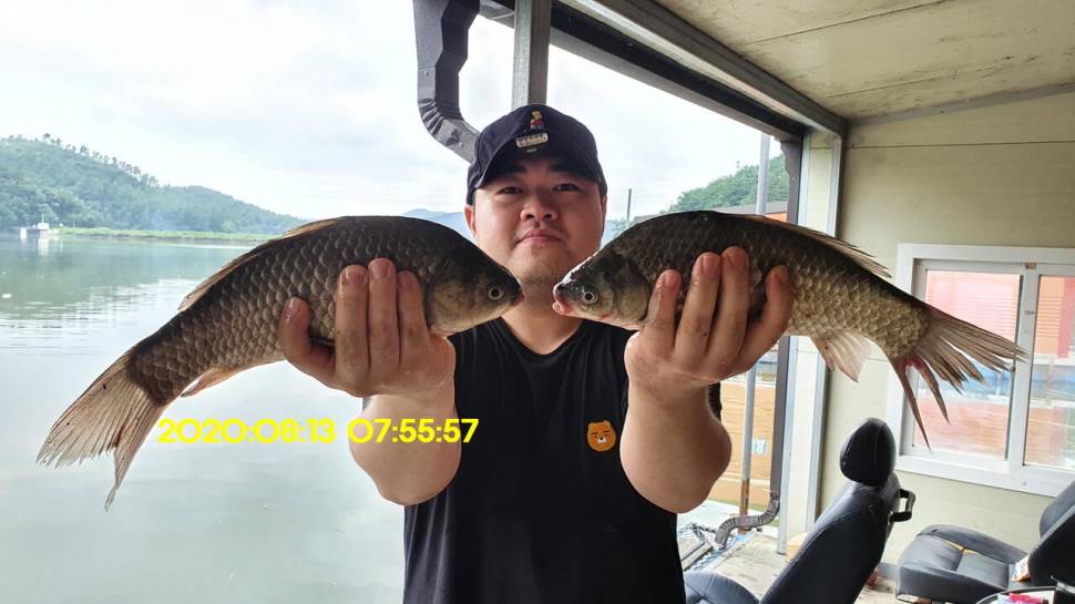 신원낚시터 8월16일 토종붕어 4짜와 덩어리 사진입니다 (유료터정보 - 유료터점주조황)