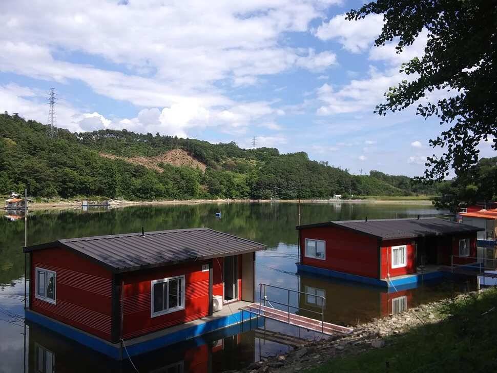 수곡낚시터 7월2일 붕어방류 및 노지잔교 수상좌대 이동 배치 완료 (유료터정보 - 유료터점주조황)