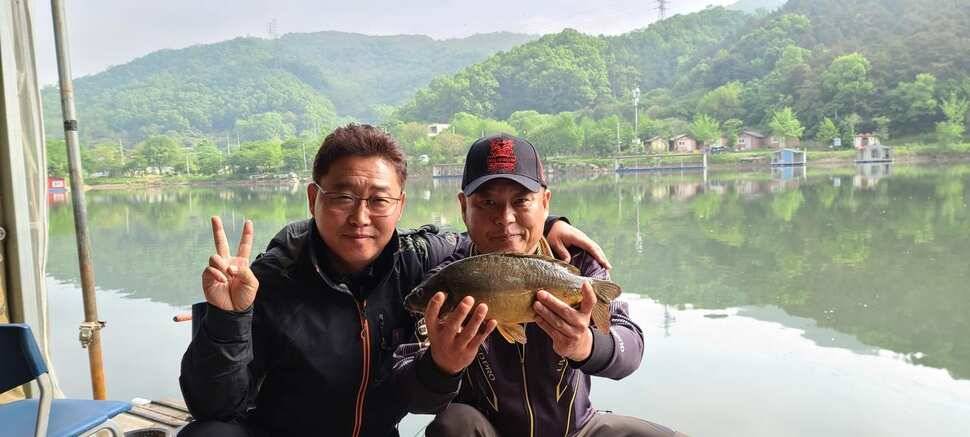 힐링 수곡낚시터 주초에도 고르게 조황이 나오며 오늘도 붕어방류 진행합니다 (유료터정보 - 유료터점주조황)