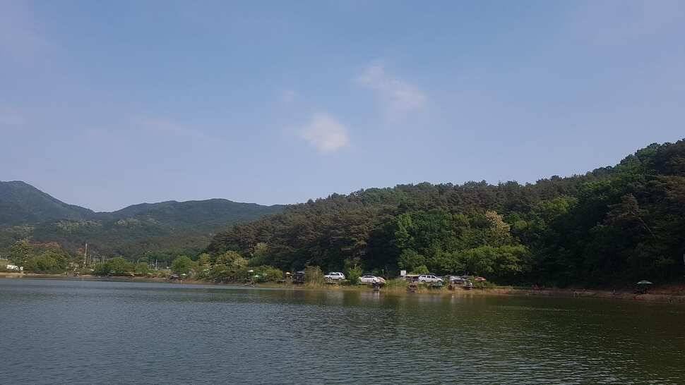 주말조황이 좋았담니다 동호회에서 많이 참석 하셨읍니다 월척30수 4짜10수 정도 나왔네요 (유료터정보 - 유료터점주조황)