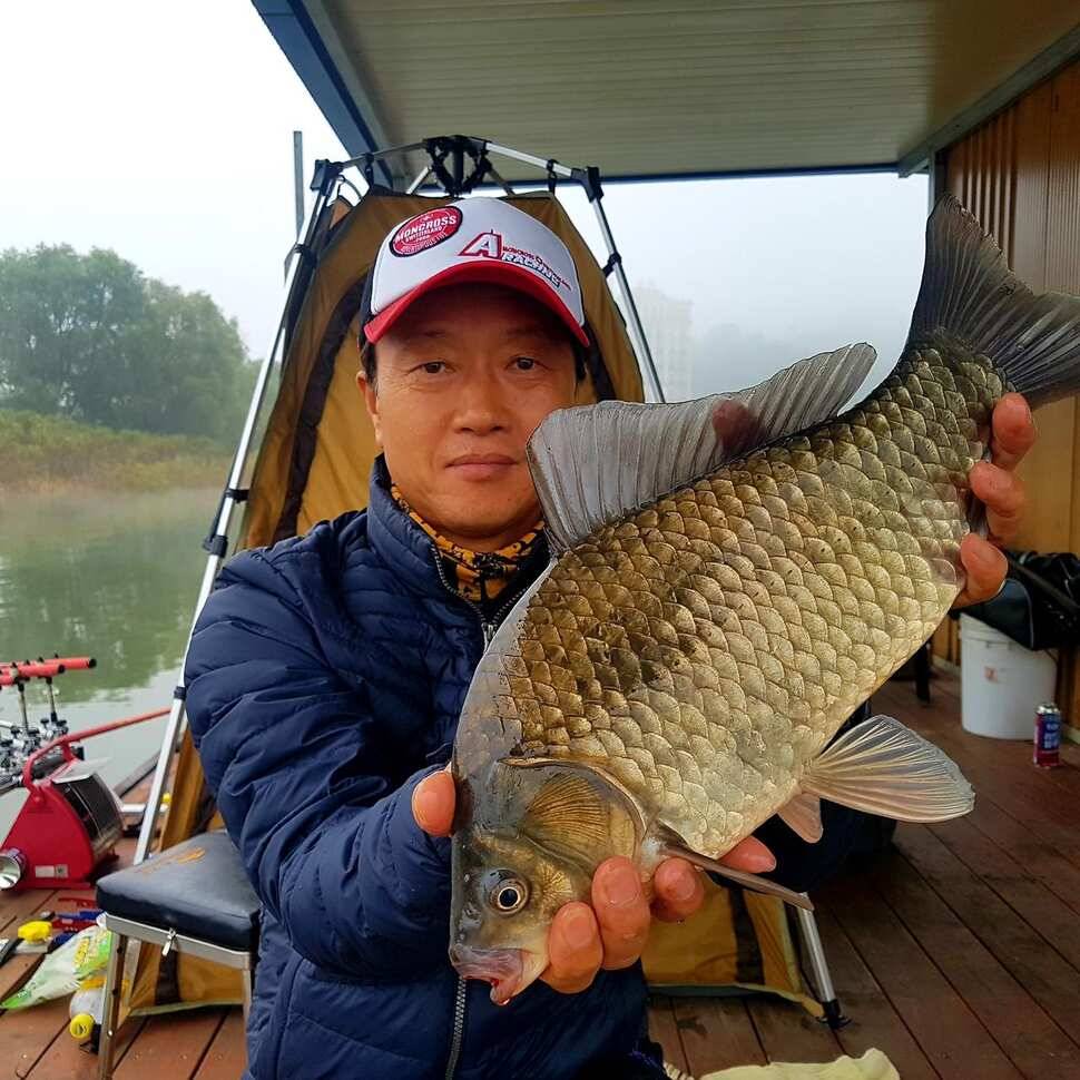 43치 사짜 대물붕어 (유료터정보 - 유료터점주조황)