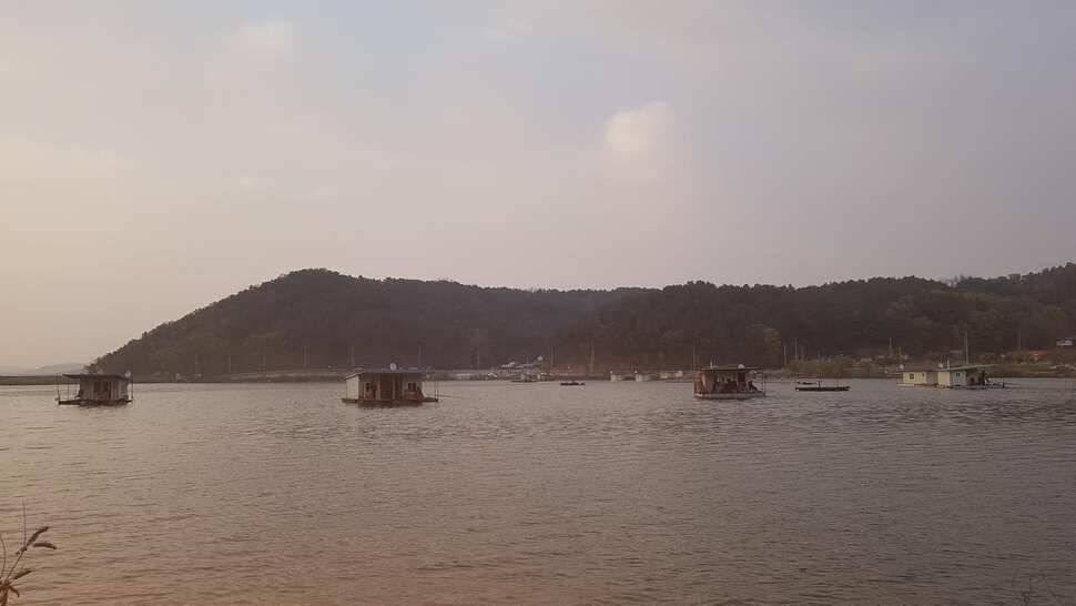 주말까지는 낚시가 어려웠읍니다 던지지도 못했담니다 그래도 만석을 채위주셔셔 감사합니다 (유료터정보 - 유료터점주조황)
