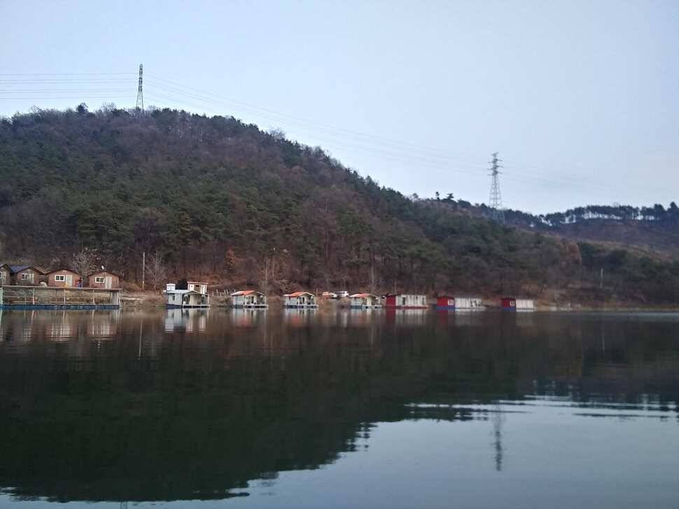 양평 힐링 수곡낚시터 주말 조황 및 붕어 방류 중형좌대 방한천막 추가설치 (유료터정보 - 유료터점주조황)