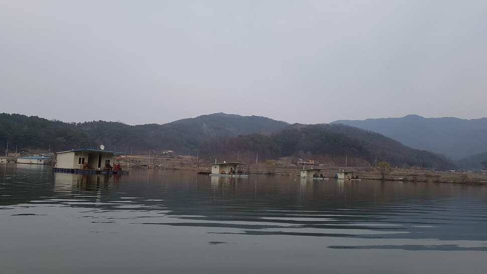 수요일 전좌대만석 입니다 넘잘나오네요 불빛도 업구 넘조용하고 분위기 최고 랍니다 (유료터정보 - 유료터점주조황)