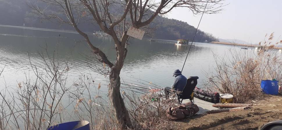 붕어는 준비중 입니다 아직은 이른감이 날씨가 더풀 려야지 될듯 27일 개장해요 (유료터정보 - 유료터점주조황)