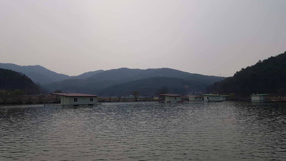 바람이 심하게부네요 기온차가 심하고 고기도 마릿수 입니다 주말은 따뜻하다니 다행입니다 손맛보러 오세요 (유료터정보 - 유료터점주조황)