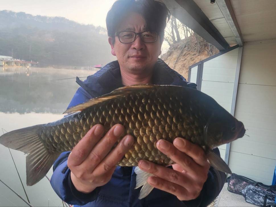 4짜 무더기 호조황 지금이 적기입니다 출조 하세요 (유료터정보 - 유료터점주조황)