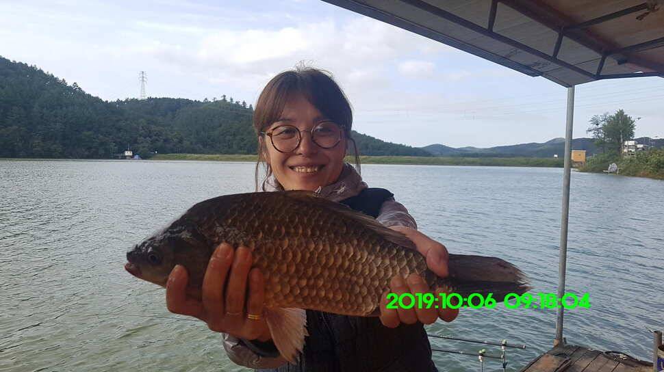 신원낚시터 10월10일 누락된 4짜와 덩어리 사진입니다 (유료터정보 - 유료터점주조황)