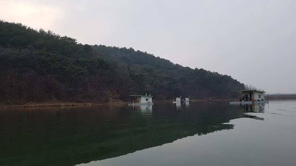 수요일 전좌대만석 입니다 넘잘나오네요 불빛도 업구 넘조용하고 분위기 최고 랍니다 (유료터정보 - 유료터점주조황)