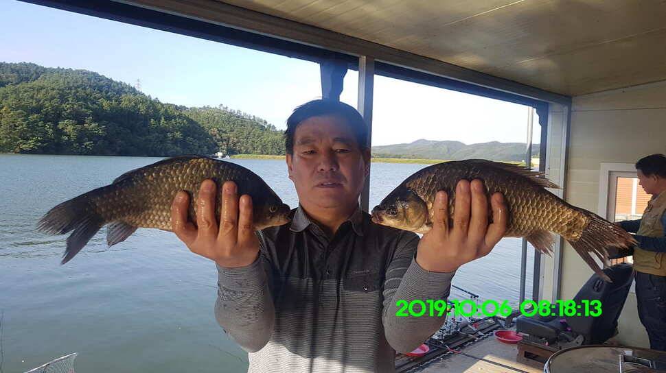 신원낚시터 10월10일 누락된 4짜와 덩어리 사진입니다 (유료터정보 - 유료터점주조황)