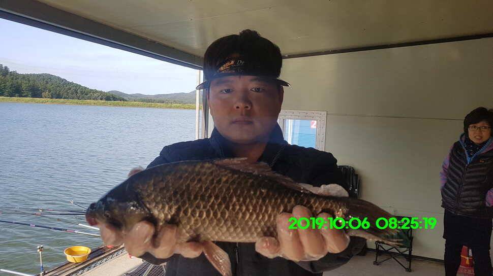 신원낚시터 10월10일 누락된 4짜와 덩어리 사진입니다 (유료터정보 - 유료터점주조황)