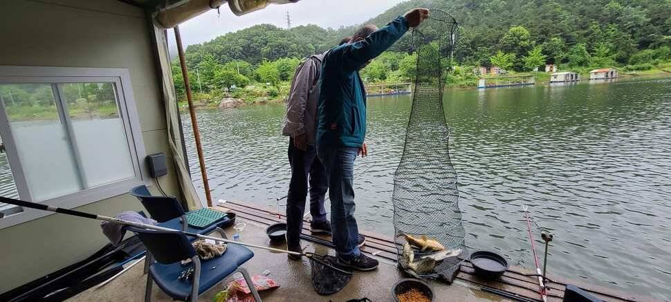 여름 휴가철 피서낚시 힐링 수곡낚시터 수목 노지잔교 조황 여전히 좋습니다 (유료터정보 - 유료터점주조황)