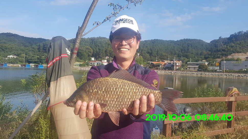 신원낚시터 10월10일 누락된 4짜와 덩어리 사진입니다 (유료터정보 - 유료터점주조황)