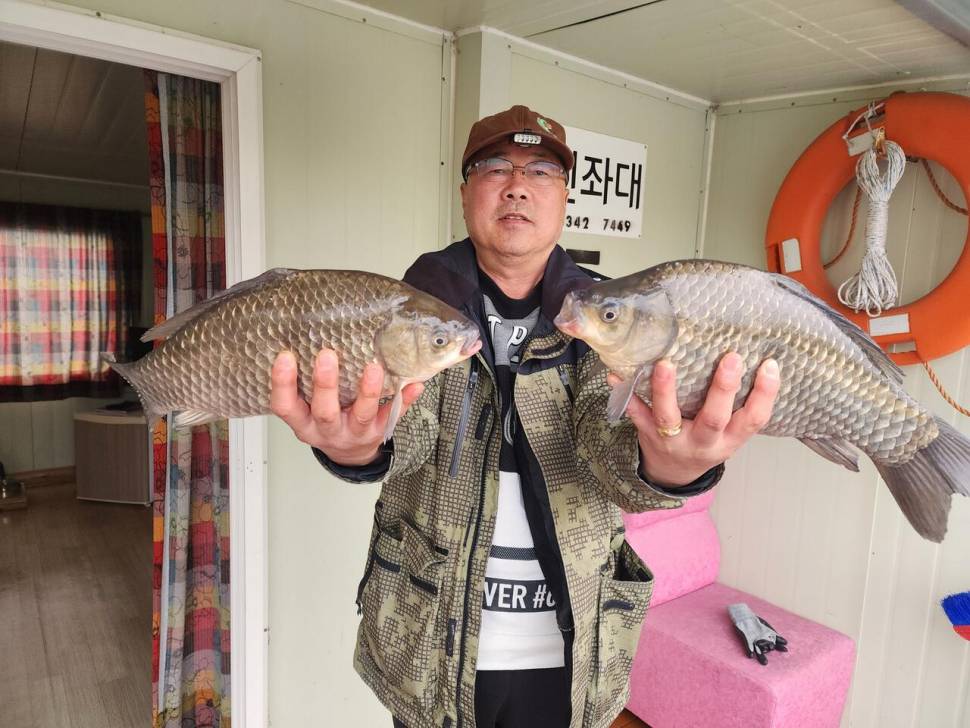 송전지 창신좌대 조황정보 연속 4짜 (유료터정보 - 유료터점주조황)