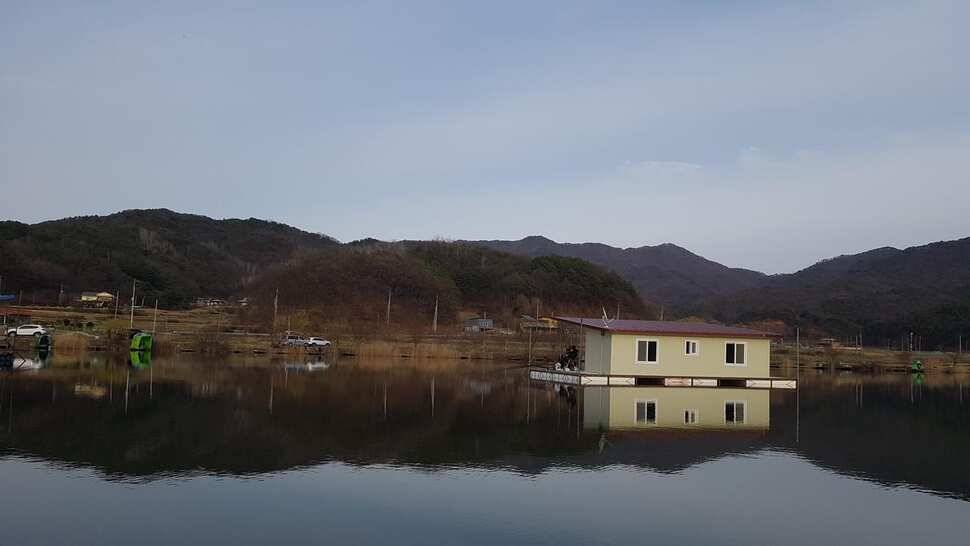 전좌대 만석에 전좌대 월척속출 (유료터정보 - 유료터점주조황)