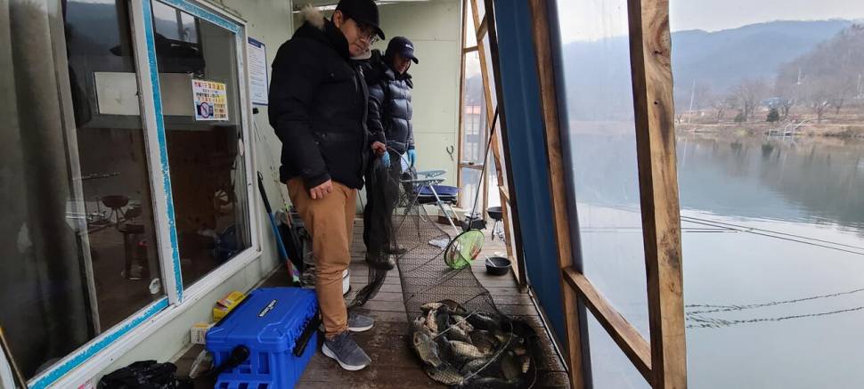 겨울물낚시 힐링 수곡낚시터 주중반 조황 괜찬은 편이었네요 내일 붕어 방류합니다 (유료터정보 - 유료터점주조황)