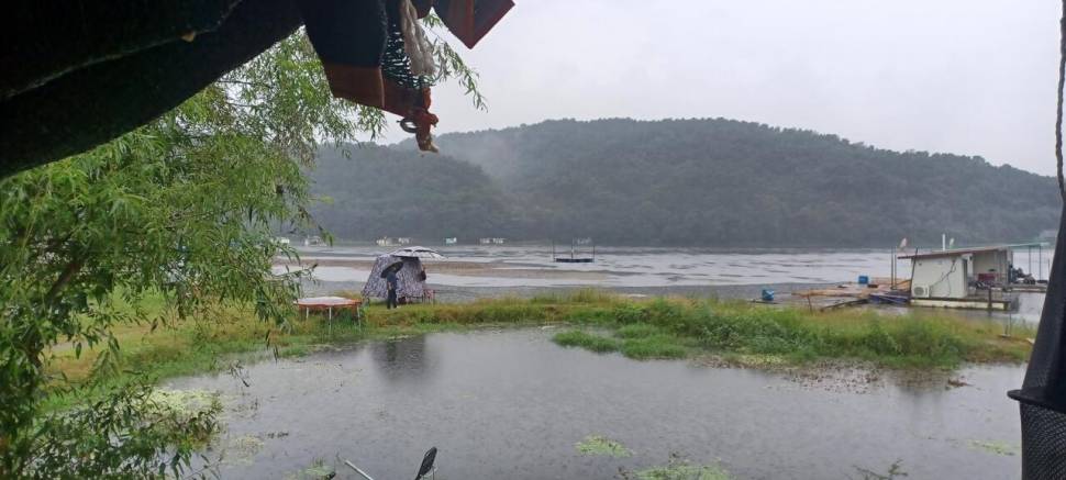 어우실지 비가오니까 수온이많이내려가네요 주말부터는 입질이좋을듯합니다 (유료터정보 - 유료터점주조황)