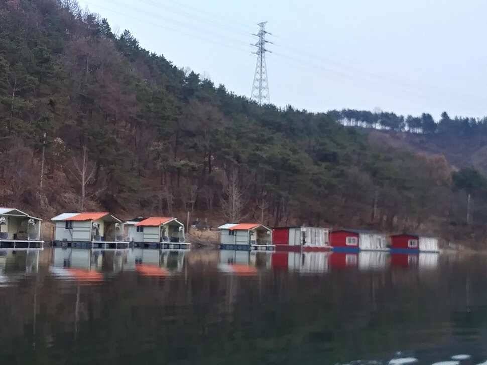양평 힐링 수곡낚시터 주말 조황 및 붕어 방류 중형좌대 방한천막 추가설치 (유료터정보 - 유료터점주조황)