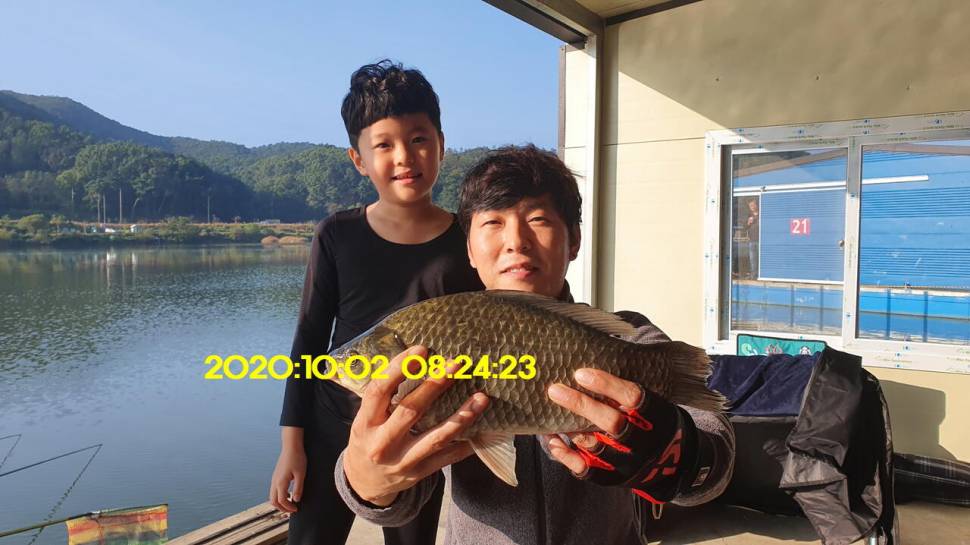 신원낚시터10월7일 연휴에도 토종4짜와 덩어리는 계속 나와 줍니다 (유료터정보 - 유료터점주조황)