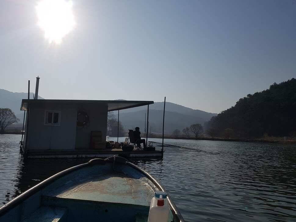 수요일 전좌대만석 입니다 넘잘나오네요 불빛도 업구 넘조용하고 분위기 최고 랍니다 (유료터정보 - 유료터점주조황)