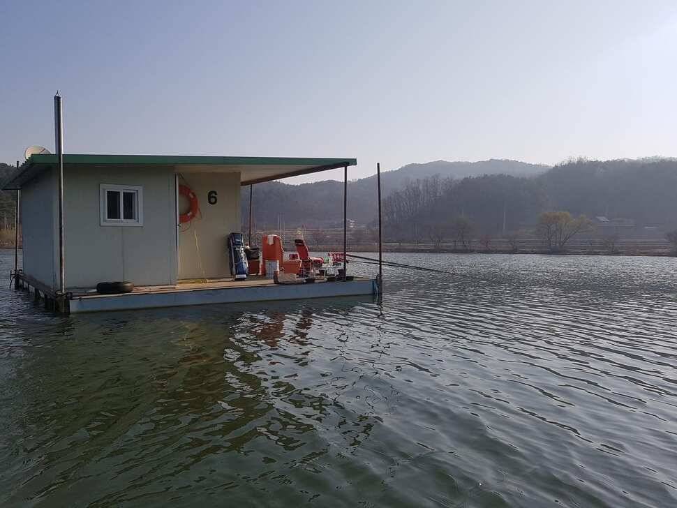 수요일 전좌대만석 입니다 넘잘나오네요 불빛도 업구 넘조용하고 분위기 최고 랍니다 (유료터정보 - 유료터점주조황)