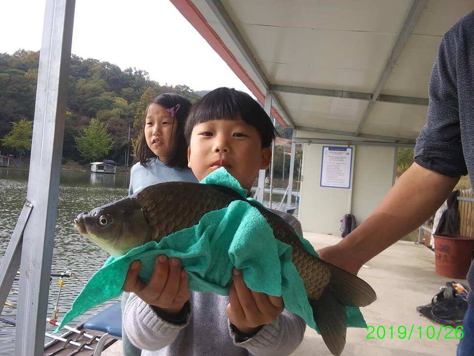 수곡낚시터 4짜 대물붕어가 또 나왔습니다 주말 조황 붕어방류 소식전합니다 (유료터정보 - 유료터점주조황)