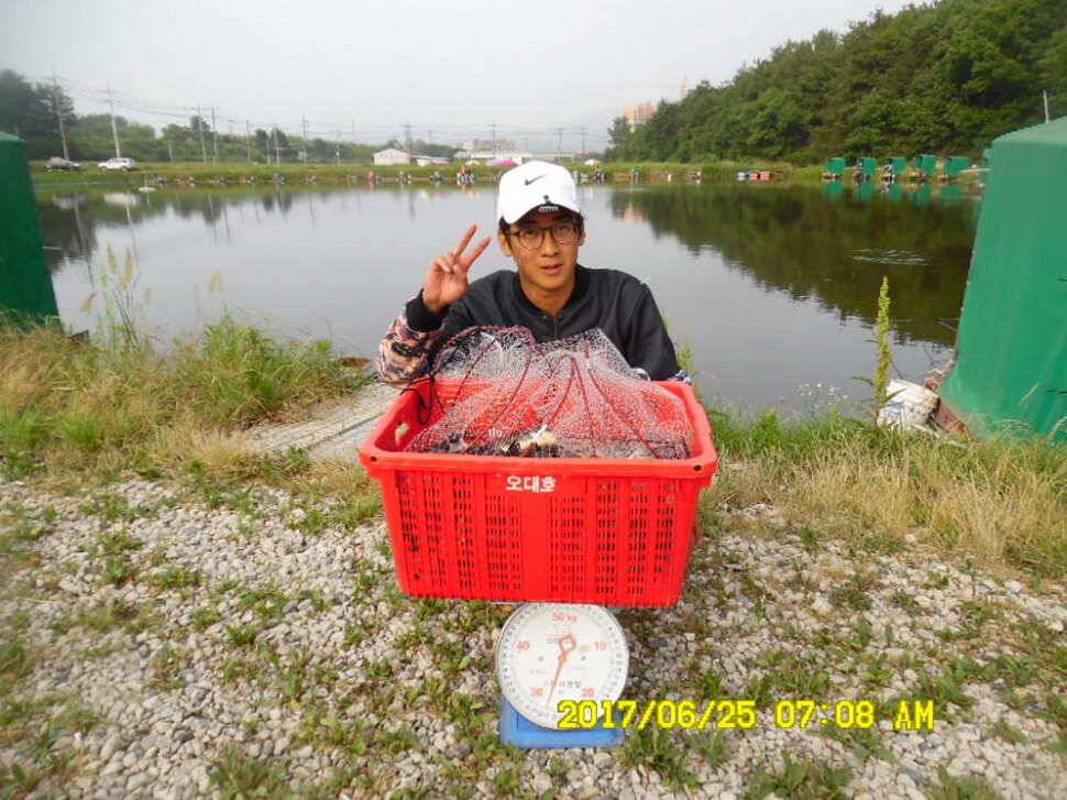 경주동산낚시터에서 초보조사 두분이 각100수 이상 (유료터정보 - 유료터점주조황)