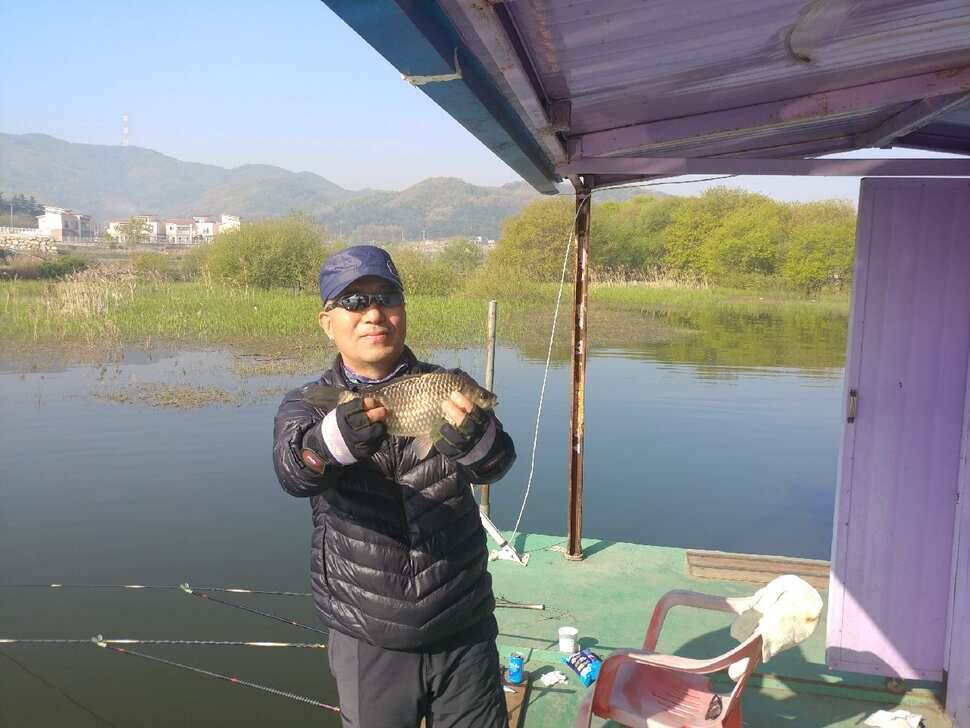 아산안골지 참 예쁜 황금붕어 입니다 (유료터정보 - 유료터점주조황)