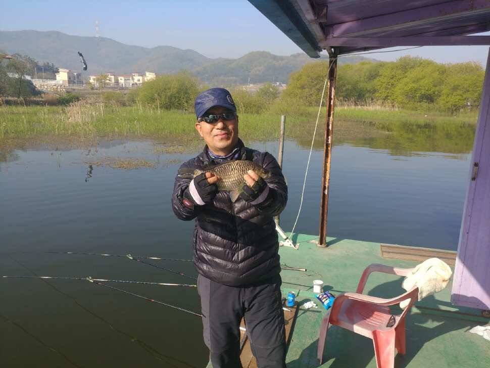 아산안골지 참 예쁜 황금붕어 입니다 (유료터정보 - 유료터점주조황)