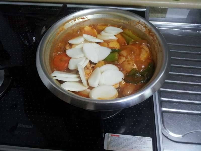 낮술 안주 제작중 (커뮤니티 - 자유게시판)