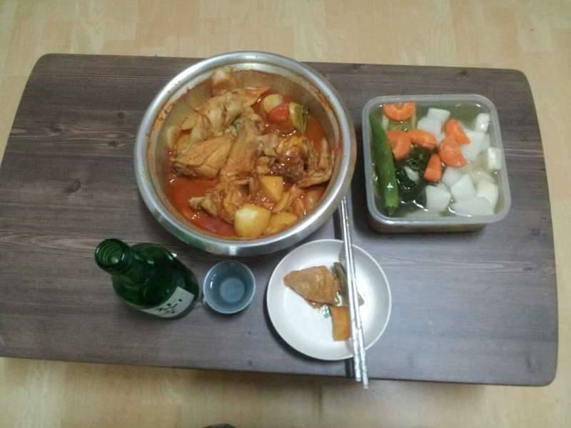 낮술 안주 제작중 (커뮤니티 - 자유게시판)