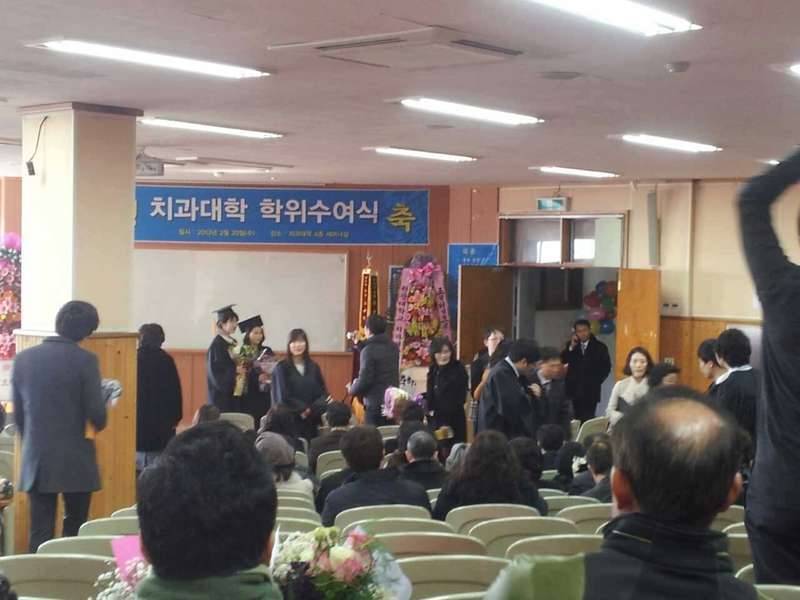 졸업식에 와있습니다 (커뮤니티 - 자유게시판)
