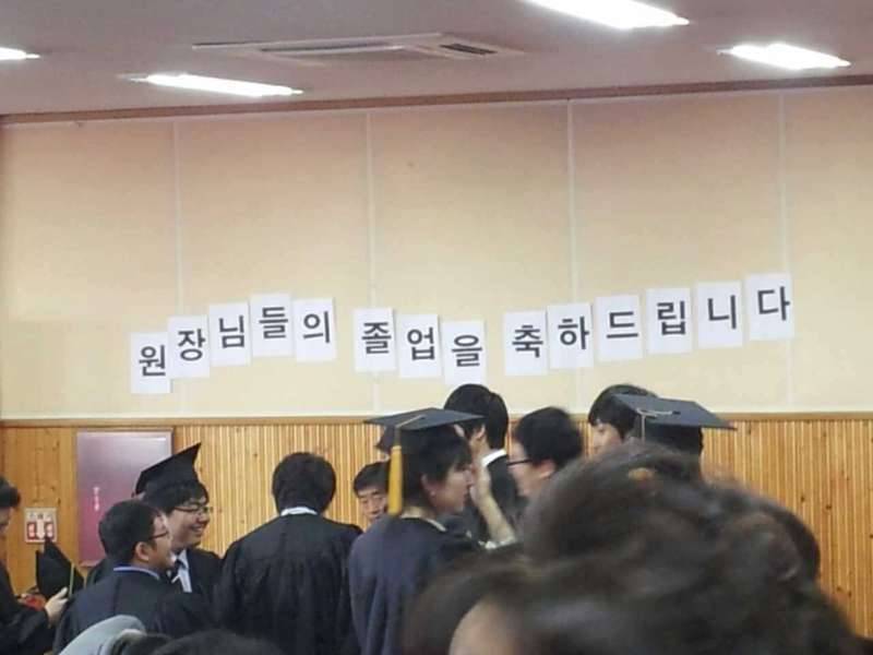졸업식에 와있습니다 (커뮤니티 - 자유게시판)