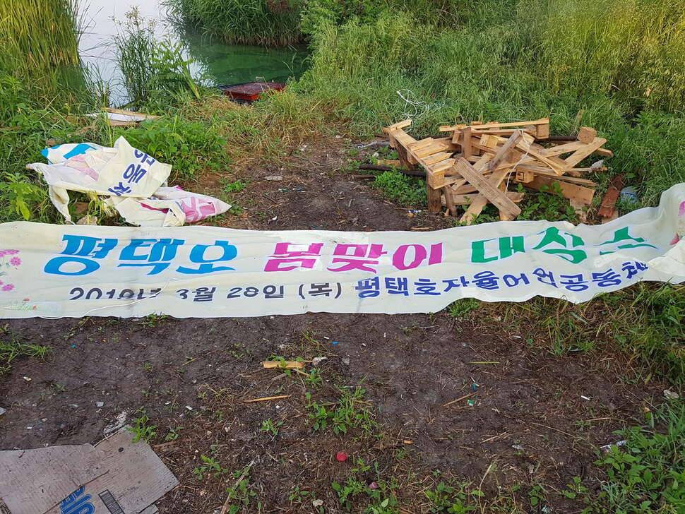 이 사람들이 누굴까요 낯도 두껍네요 (커뮤니티 - 자유게시판)