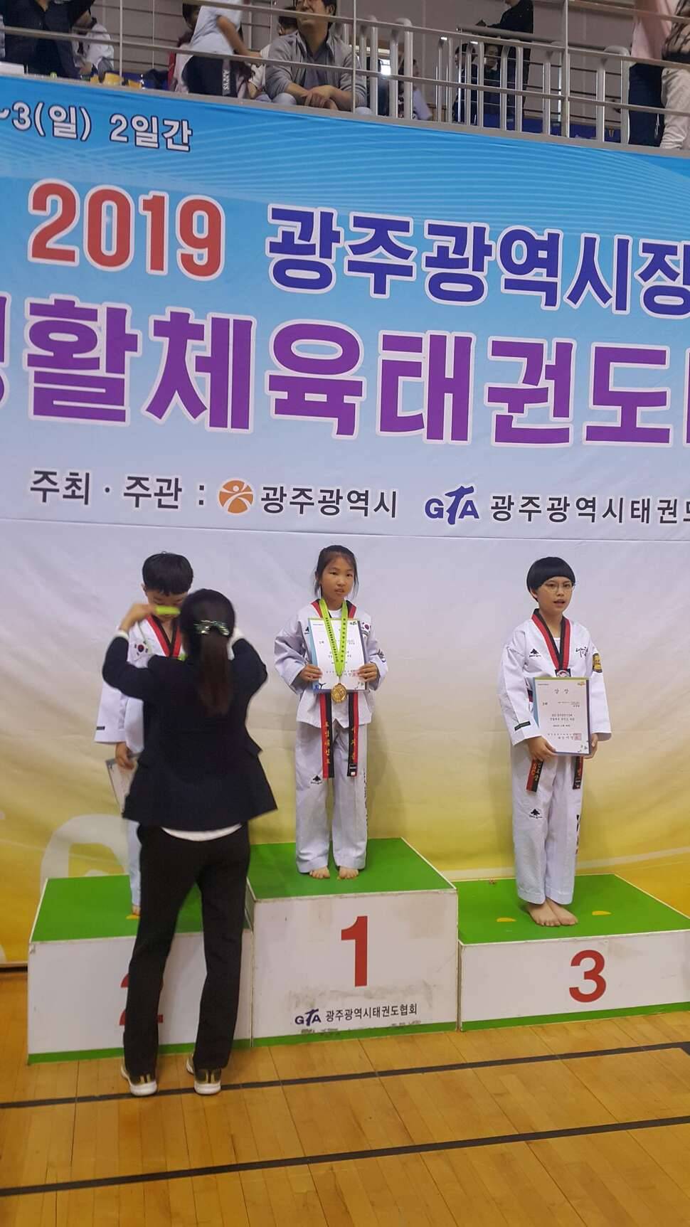 울 아이가 태권도 품세 경진대회에서 금메달을 취득한 기념으로 이번에도 도라지 씨앗과 더덕씨앗을 열분께 무분 하겠습니다 (커뮤니티 - 자유게시판)
