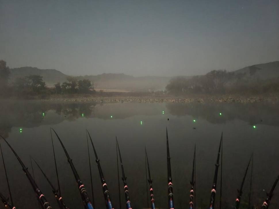 답사낚시 대성공개기월식이 보내준 붕어 (조황조행기 - 화보조행기)