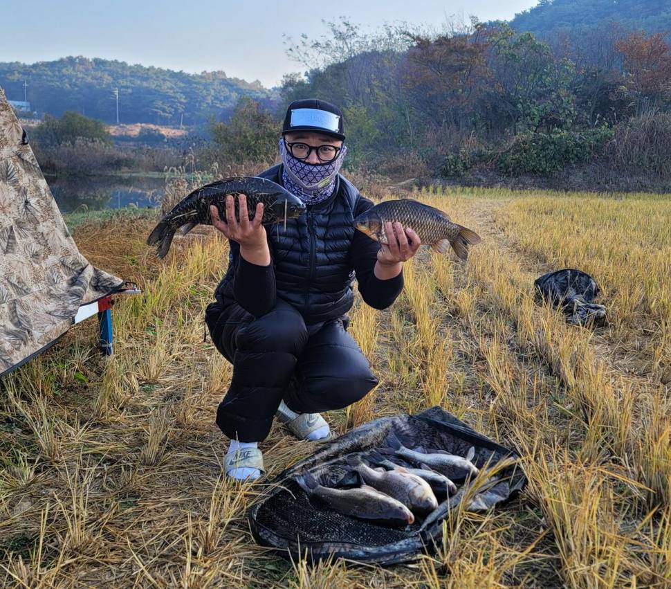 답사낚시 대성공개기월식이 보내준 붕어 (조황조행기 - 화보조행기)