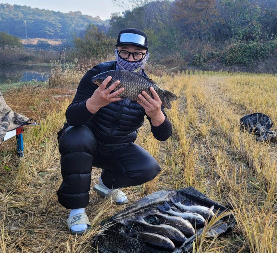 답사낚시 대성공개기월식이 보내준 붕어 (조황조행기 - 화보조행기)