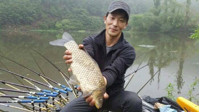 47cm 대어와 허리급 붕어입니다 (조황조행기 - 낚시점조황)
